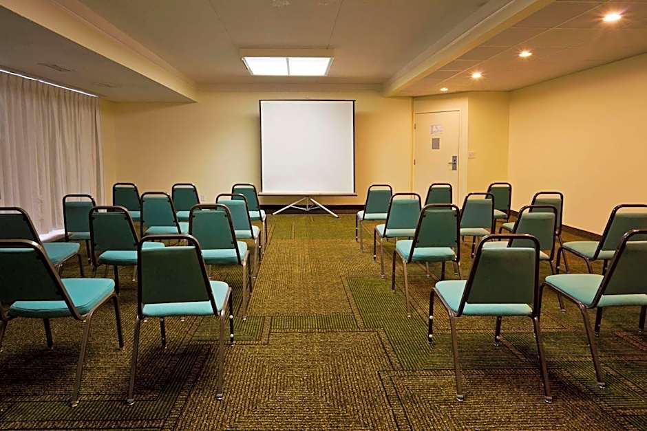 La Quinta Inn & Suites by Wyndham St. Pete-Clearwater Airport