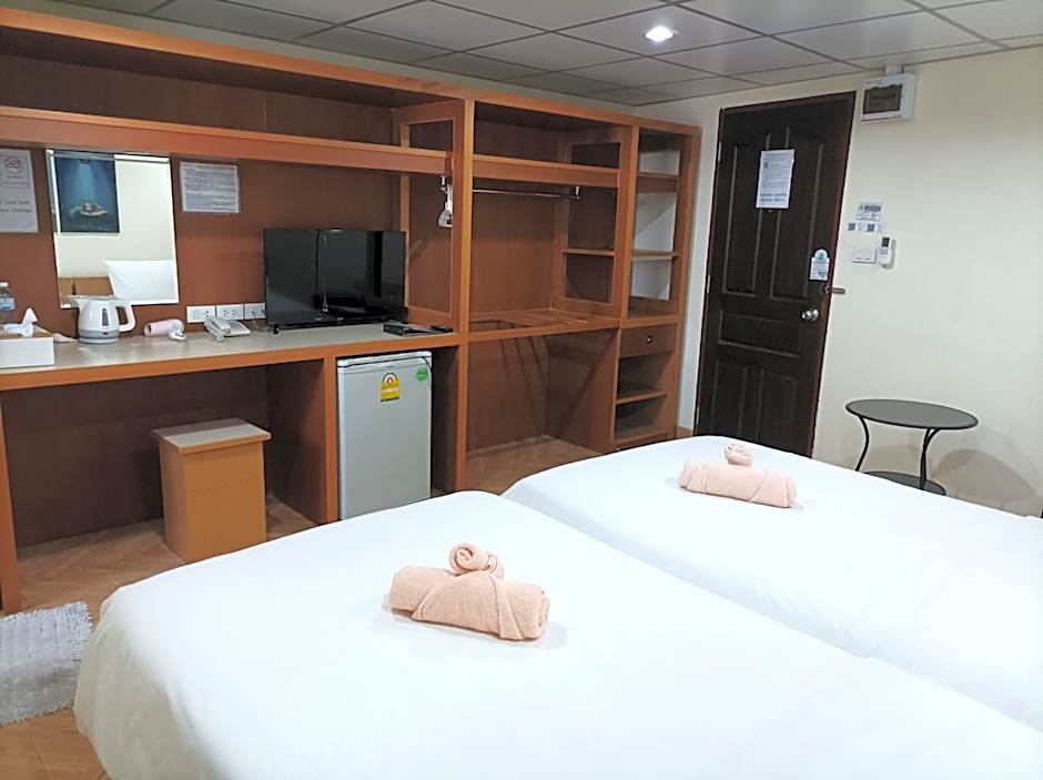 Double D Rooms & Cafe