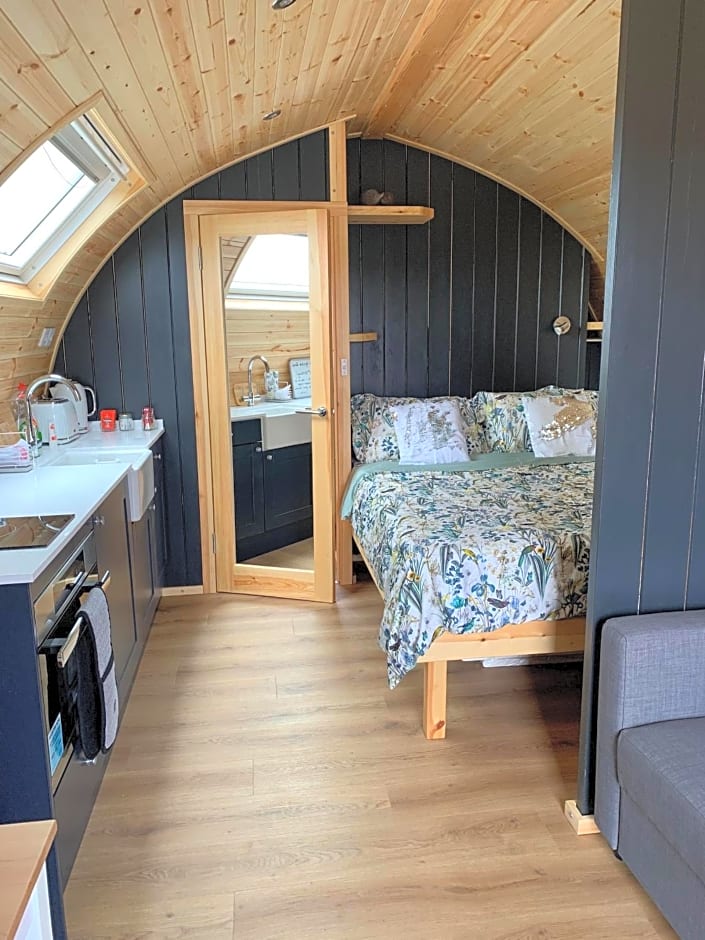 Thistle Pod Farm Stay with Hottub Sleeps 2