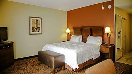 1 King Hearing Accessible Nonsmoking Vis Firealrm/door/phn Alrt/hdtv Microwv/fridge/free Wi-fi/free