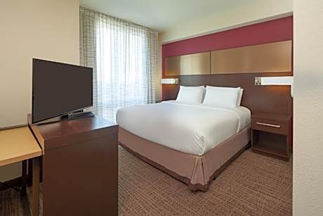 King Studio with Sofa Bed - Hearing Accessible