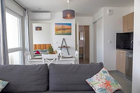 One-Bedroom Apartment with Lake View