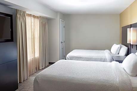 One-Bedroom Queen Suite with Sofa Bed - Mobility/Hearing Accessible with Tub