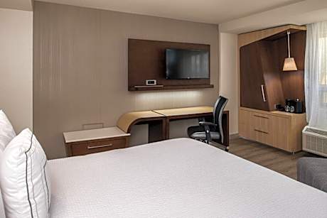 King Room with Roll-In Shower - Mobility Access/Hearing Accessible