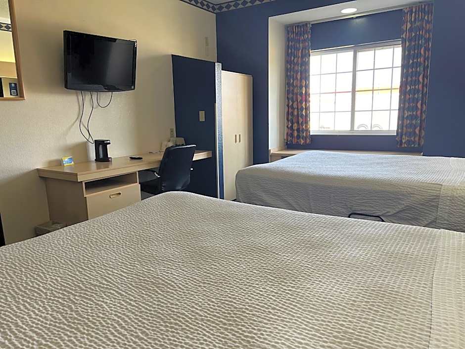 Days Inn & Suites by Wyndham Hutchinson