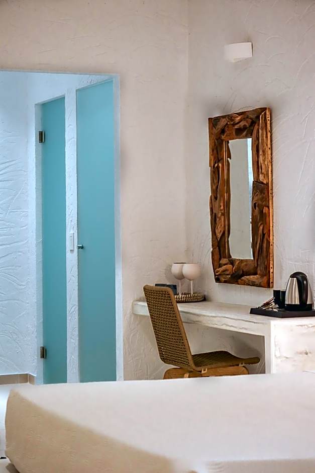 Delfini Beach Hotel & Suites