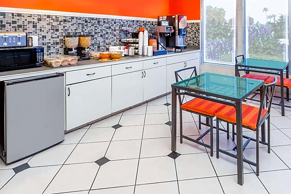 Casa Blanca Hotel & Suites Orange
