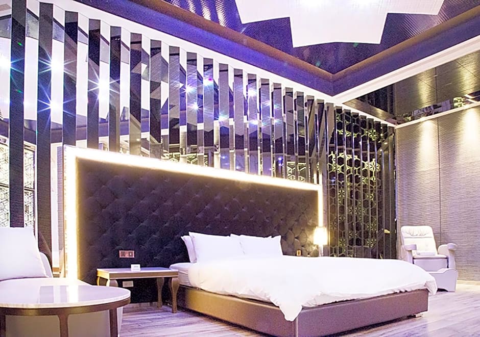 Royal Group Motel Fengshan Branch