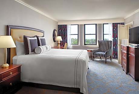 Accessible Premier Room with Roll in Shower 1 King Bed