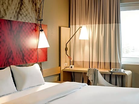 Standard room with double bed for single use