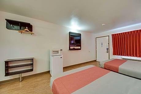 Queen Room with Two Queen Beds - Smoking