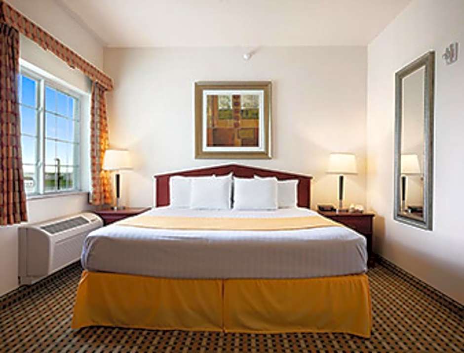 Days Inn & Suites by Wyndham Columbus NE