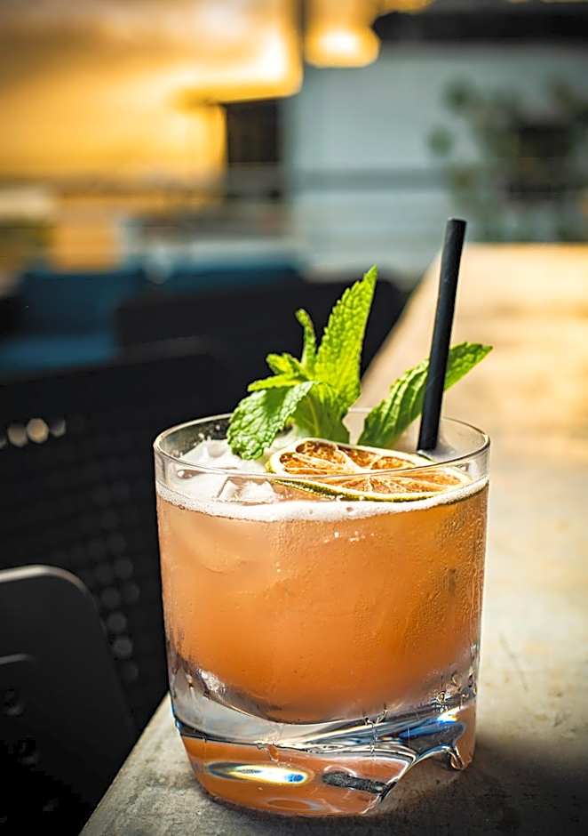 Decanter Hotel