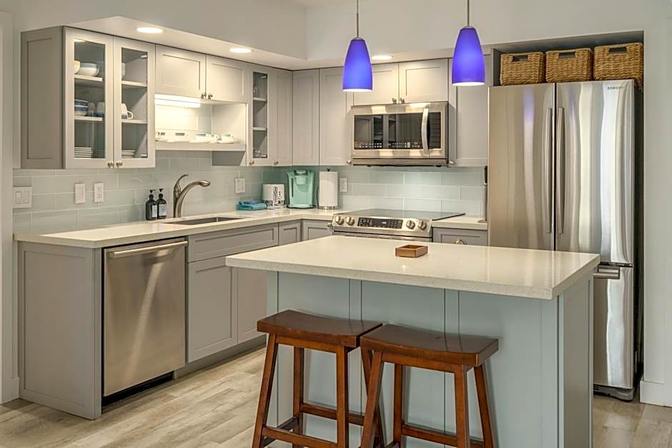 Renovated Condo - 3 Min Walk to Toes in the Sand!
