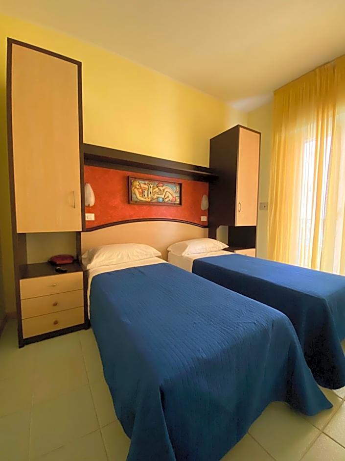 Hotel Plaza con piscina