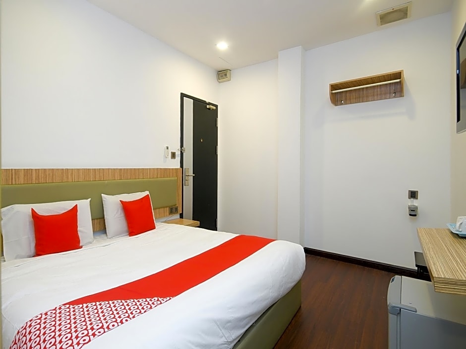 Super OYO 976 Dragon Inn