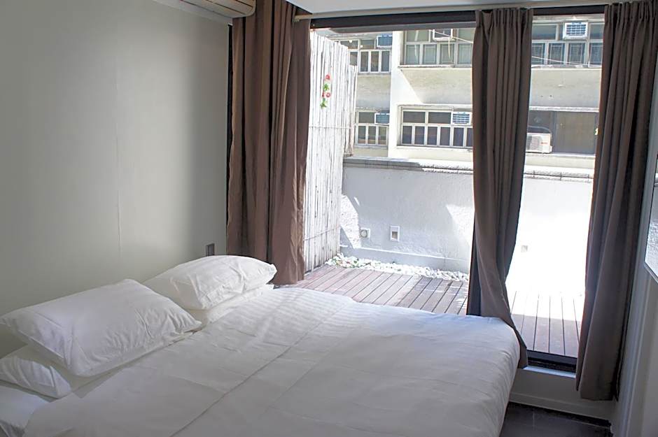 Photo 1 of 6 of 1 Queen Bed, Balcony