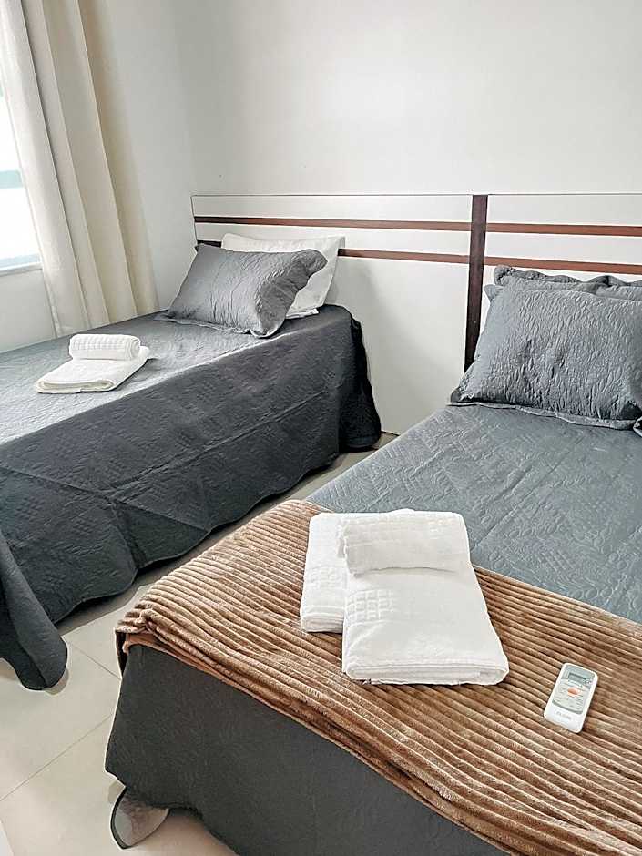 Apto Térreo com 2 quartos (ambos com ar split), sendo 1 suíte, internet privativa 300MBPS, no Residencial Vila Regina, condominio com piscina e área gourmet bem próximo a praia de Taperapuã