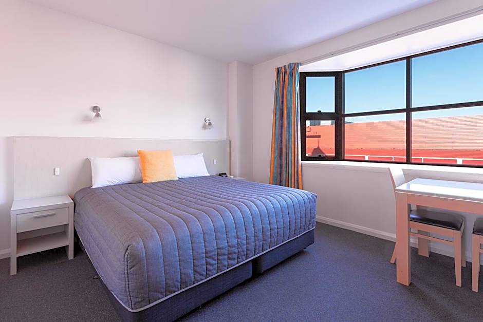 Mayfair Plaza Motel and Apartments