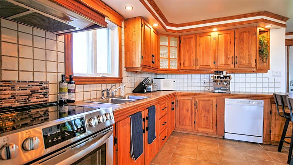 The Simeon - Upscale Bay Views by Doorbed