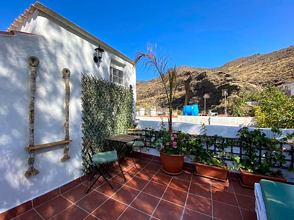 B&B and Apartments El Charco Azul