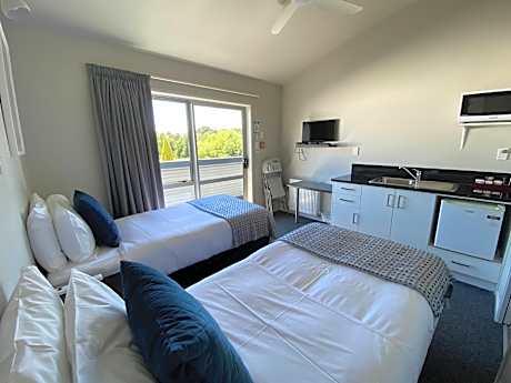 Twin with Private Bathroom (2 Single Beds)