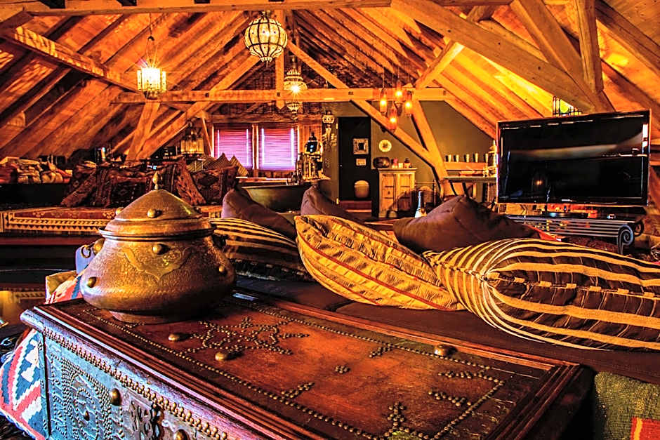 Bijou Hotel / Love and Romance