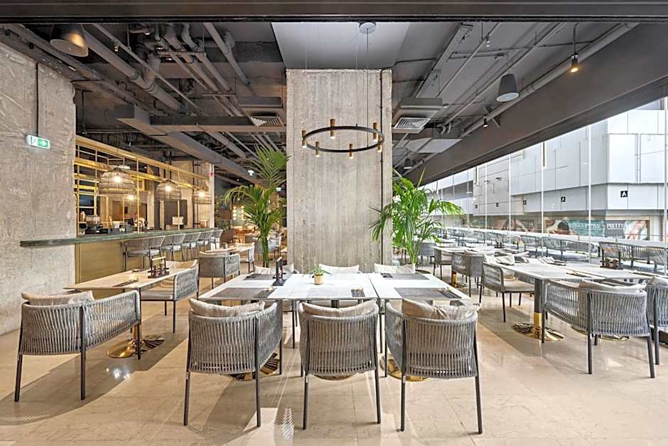 Skylark, Aluma Hotel & Resort