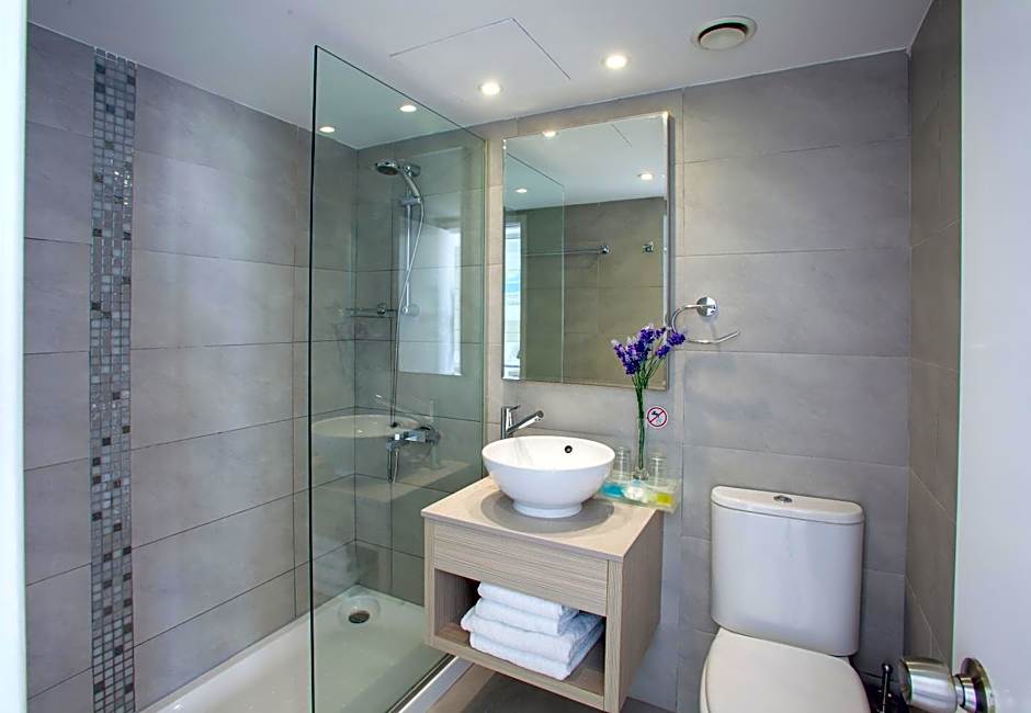 Limanaki Beach Hotel & Suites