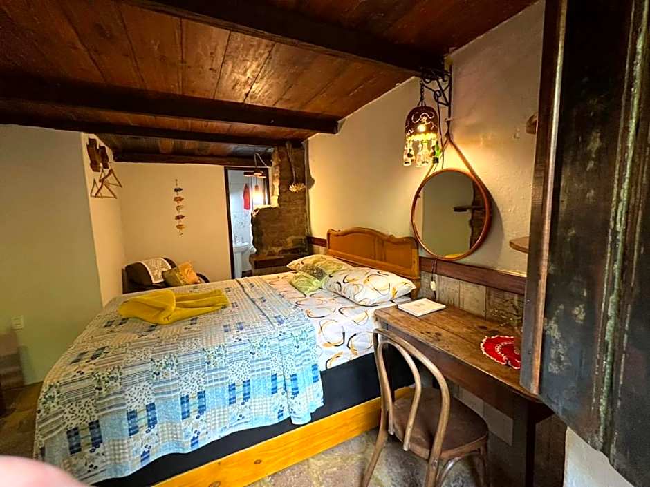 CASA DE RETALHOS Boutique Albergue, casaril histórico, com 5 suítes individuais e cozinha coletiva, no coração da vila de Igatu-Ba, que preserva fortes traços culturais da época do garimpo, venha viver uma experiência única!