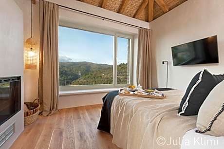 Deluxe Room with Mountain View & Fireplace