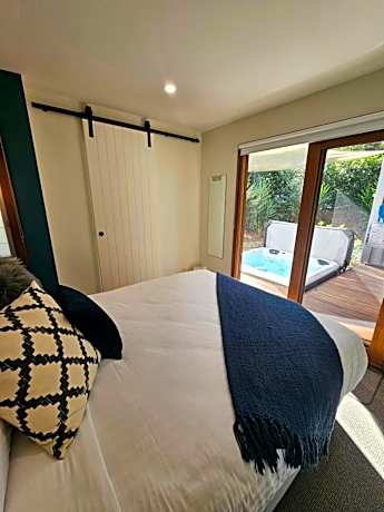 Queen Suite with Spa Bath