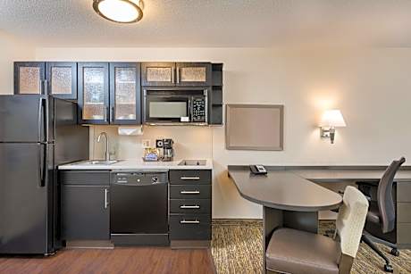 Queen Studio Suite with Bath Tub - Mobility Accessible - Non-Smoking