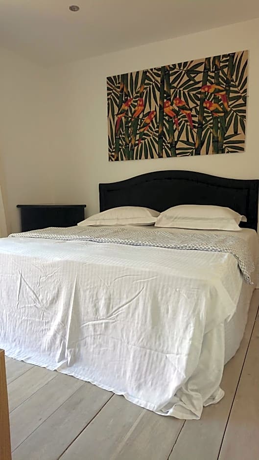 Surf Lookout - King size en-suite with sea views