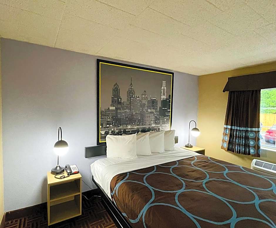 Super 8 by Wyndham Gloucester