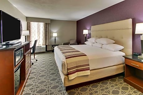 Deluxe King Room - Accessible, Roll-in Shower