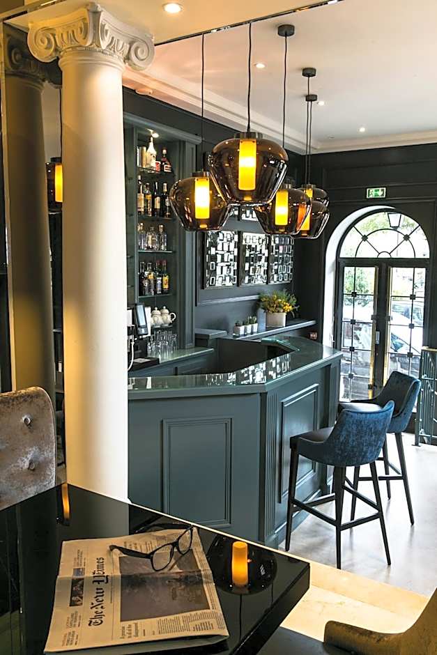 Hotel de Neuville Arc de Triomphe