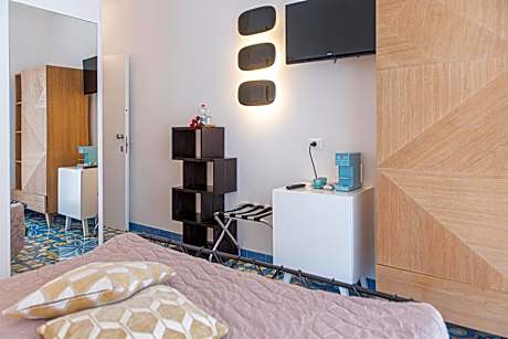 Deluxe Double Room with Side Sea View