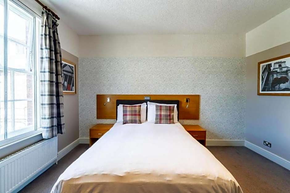 OYO The Red Lion Hotel