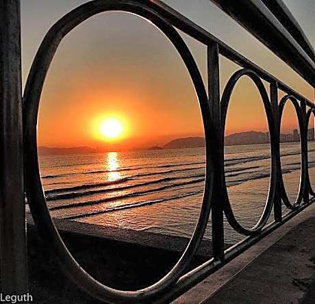 Em 5 minutos a pé tá na praia e no Shopping Praiamar Corporate, 2 quartos com ar condicionado, 2 banheiros, portaria 24 horas, elevador, 1 vaga carro gratuita, wi-fi, pets ok, enxoval, horário flexível!