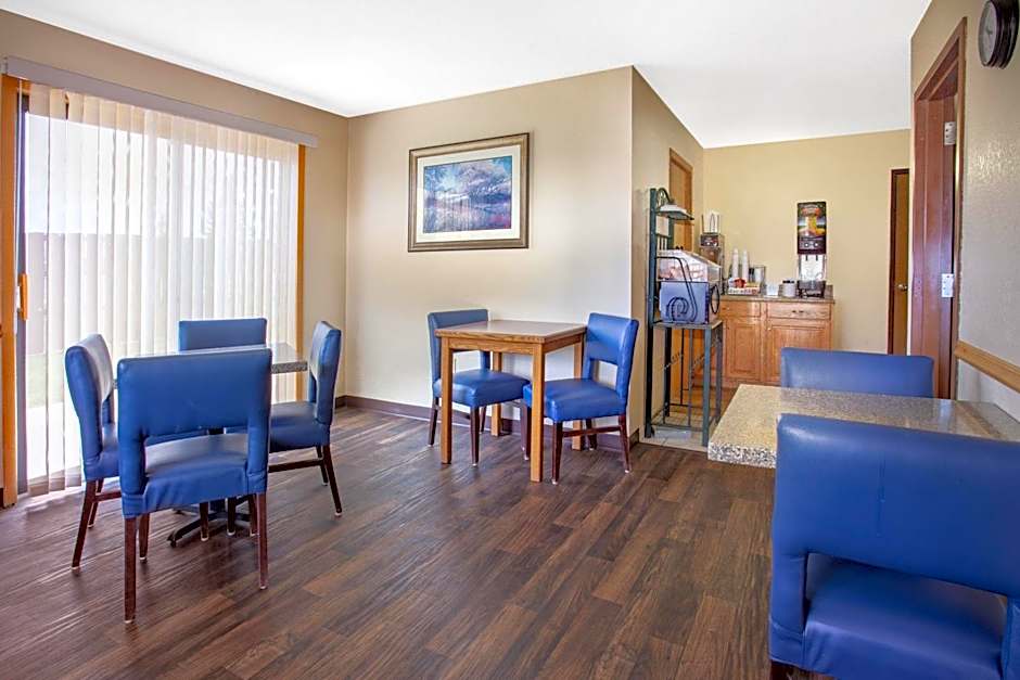 Super 8 by Wyndham Lewistown