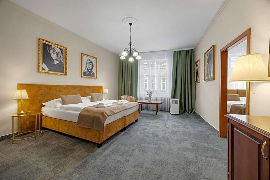 Hotel Reverie - Dependance, Check-in at Metropolitan Star