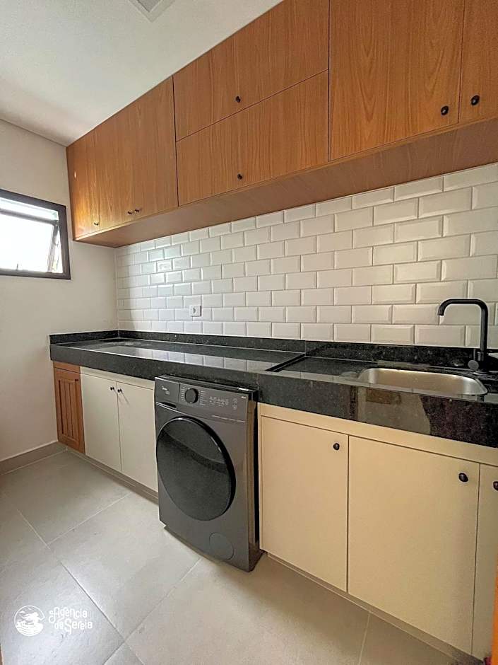 Casa em condomínio perto da Praia da Feiticeira