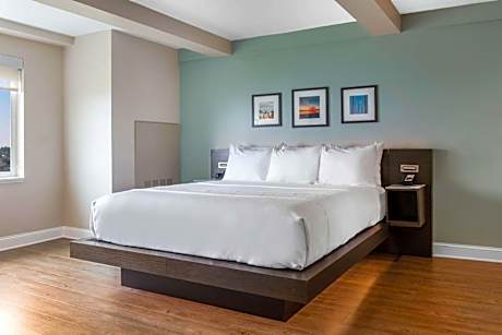 2 King Beds, Executive Suite, Partial Water View, Non-Smoking