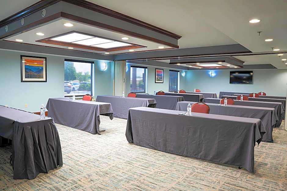 Comfort Suites Outlet Center