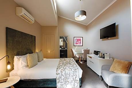 Studio with Spa Bath