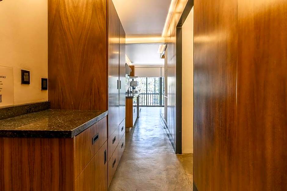 L104 New Studio apt 2Bdrm 1bath fits 6 AC Rooftop L104 New Studio apt 2Bdrm 1bath fits 6 AC Rooftop