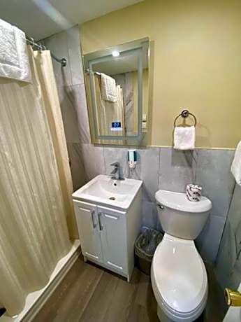 Room with One Queen Bed - No Pets