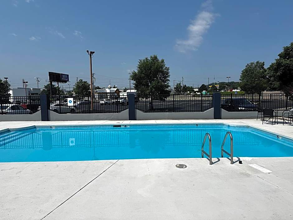 Quality Inn & Suites Cincinnati Uptown Norwood