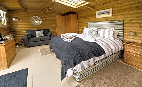 Deluxe One-Bedroom Log Cabin